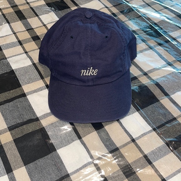 NEW WITH TAGS UNISEX NIKE HAT